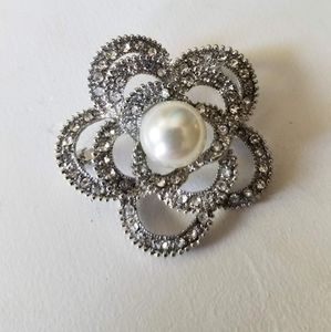 💎 JEWELLERY 2/$25💎 Vintage flower brooch